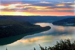 Chambres d'hôte "Le relais de la Perle" : Coucher de soleil sur le lac de Vouglans